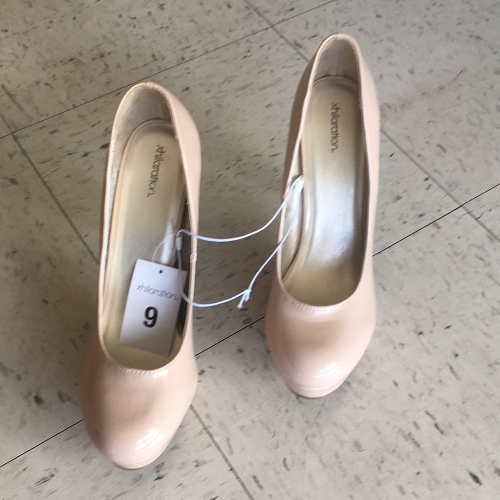 NWT 5” Nude Platform Xhilaration Heels